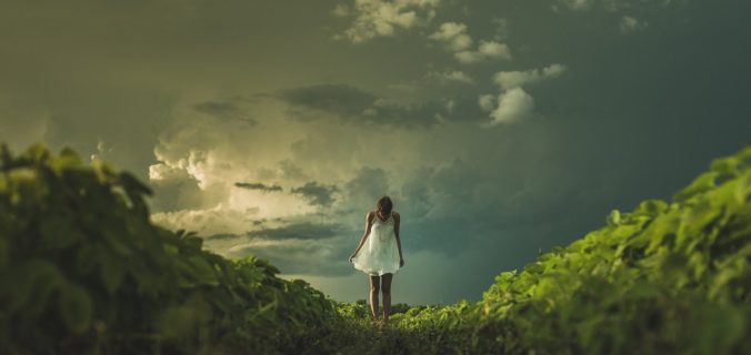 femme seule dans un paysage orageux